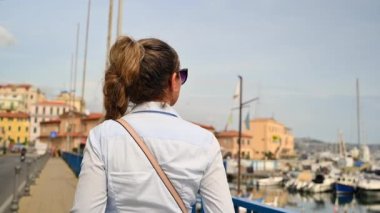İtalya, San Remo limanında yürüyen bir kadın.