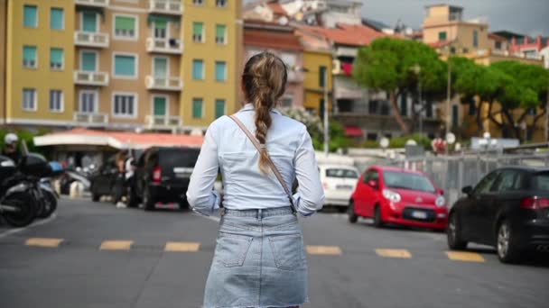 意大利圣雷莫街上行走的妇女 — 图库视频影像