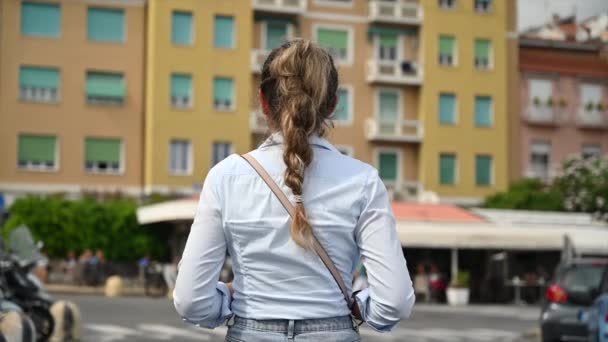 San Remo Talya Sokakta Yürüyen Bir Kadın — Stok video