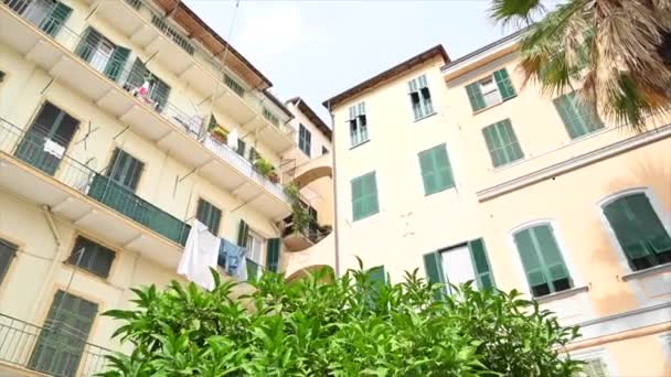 Κίτρινα Κτίρια Στην Πόλη Σαν Ρέμο Της Ιταλίας — Αρχείο Βίντεο