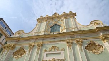 Sanremo şehrindeki sarı kilise, İtalya