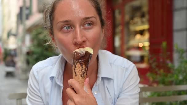 Kobieta Jedząca Lody San Remo Włochy — Wideo stockowe