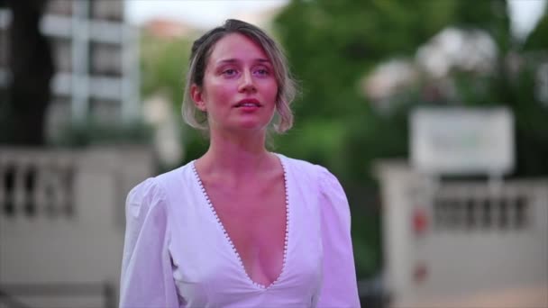 Mulher Vestido Branco Posando Cannes França — Vídeo de Stock