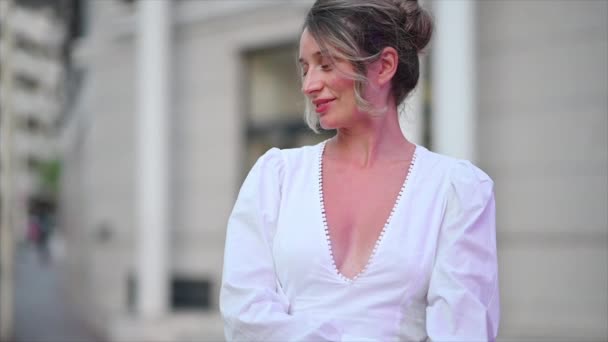 Mulher Vestido Branco Posando Cannes França — Vídeo de Stock