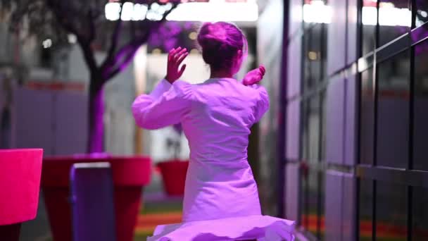Γυναίκα Λευκό Φόρεμα Ποζάρουν Στις Κάννες Μωβ Φώτα Γαλλία — Αρχείο Βίντεο