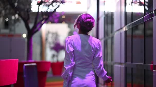 Mulher Vestido Branco Posando Cannes Luzes Roxas França — Vídeo de Stock