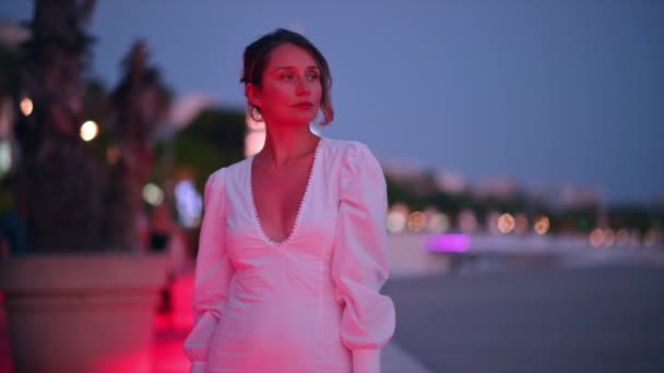 Mulher Vestido Branco Andando Rua Dique Cannes França — Vídeo de Stock