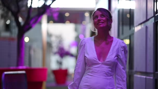 Vrouw Witte Jurk Poseren Cannes Paars Licht Frankrijk — Stockvideo
