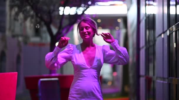 Mulher Vestido Branco Posando Cannes Luzes Roxas França — Vídeo de Stock