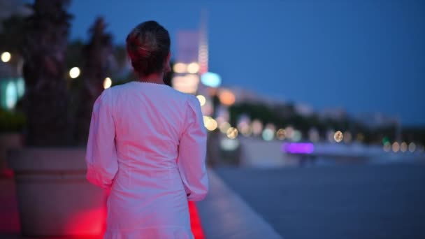 Vrouw Witte Jurk Wandelend Cannes Dijk Straat Frankrijk — Stockvideo
