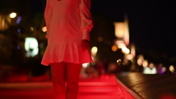 Kvinna Vit Klänning Promenader Cannes Vall Gata Rött Ljus Frankrike — Stockvideo
