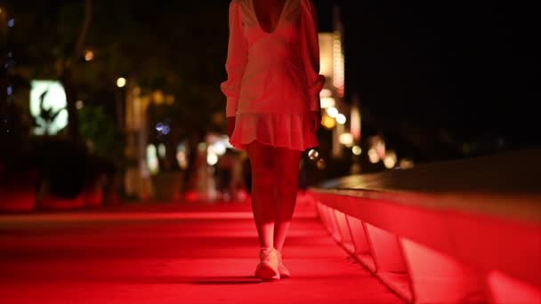 Fehér Ruhás Cannes Töltés Utcában Piros Lámpában Franciaország — Stock videók