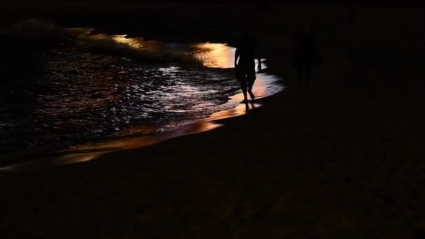 Casal Caminhando Mar Noite Com Reflexos Cannes França — Vídeo de Stock