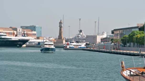 Barcelona Spanien Juni 2021 Seehafen Mehrere Festgemachte Yachten Sonniges Wetter — Stockvideo