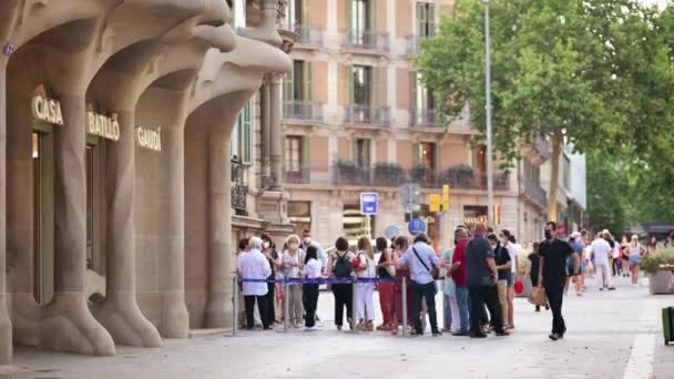 巴塞罗那 Spain June2021年6月15日 城市街道景观 在Casa Batllo Gaudi附近排满了人 — 图库视频影像