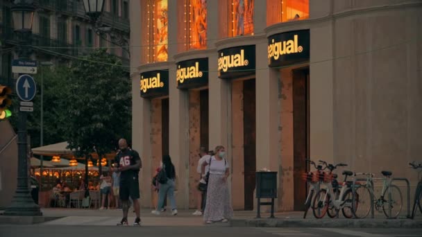 Barcelona España Junio 2021 Paisaje Urbano Múltiples Personas Caminando Montando — Vídeo de stock