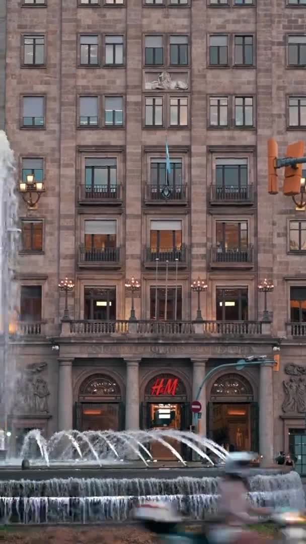 Barcelona Spanien Juni 2021 Straßenbild Der Stadt Brunnen Mit Straße — Stockvideo