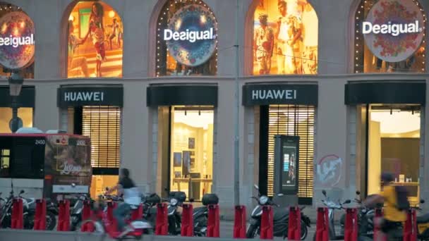 Barcelona Span Hazi Ran 2021 Bisiklete Binen Insanlar Desigual Huawei — Stok video