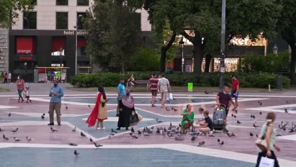 Barcelona Espanha Junho 2021 Praça Com Múltiplas Pessoas Caminhando Descansando — Vídeo de Stock