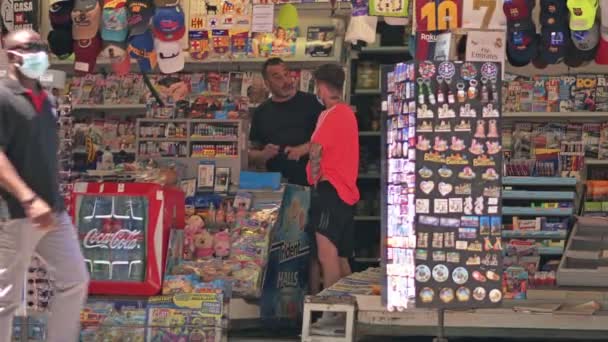 Barcelone Espagne Juin 2021 Deux Hommes Parlant Dans Une Boutique — Video