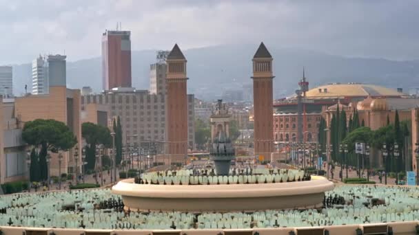 バルセロナ スペイン 2021年6月17日 プラザ エスパーナ ヴェネツィアの塔 歩行者 国立宮殿からの眺め — ストック動画