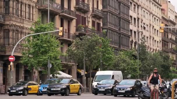 バルセロナ スペイン 2021年6月17日 街の街並み 複数の車 古い建物がある道路 — ストック動画