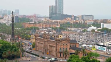BARCELONA, İspanya - 19 Haziran 2021: Bulutlu havada deniz limanı bölgesi. Columbus anıtı, eski hükümet binası, arabalı yol, çoklu demirli kayıklar, binalar.