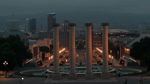 バルセロナ スペイン 2021年6月17日 エスパーニャ広場 ヴェネツィアの塔 歩行者 国立宮殿からの眺め 夕暮れ時のタイムラプス — ストック動画