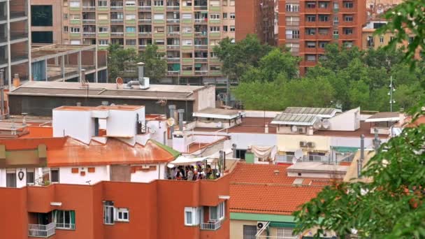 Barcelona Spanyolország 2021 Június Lakóépület Egy Partival Tetőn Egyéb Épületek — Stock videók