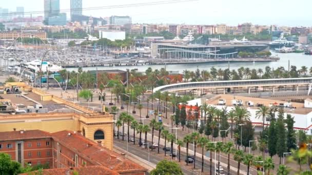 Barcelona Ισπανια Ιουνιου 2021 Θαλάσσιο Λιμάνι Συννεφιασμένο Καιρό Κτίρια Δρόμος — Αρχείο Βίντεο