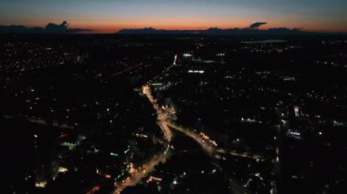 Geceleri Chisinau 'nun hava aracı görüntüsü. Hareket eden arabaları ve aydınlatması olan yollar. Moldova