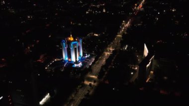 Geceleri Chisinau 'nun hava aracı görüntüsü. Parlamento, Başkanlık, hareket halindeki arabalar ve aydınlatma. Moldova