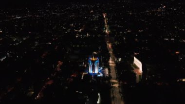 Geceleri Chisinau 'nun hava aracı görüntüsü. Parlamento, Başkanlık, hareket halindeki arabalar ve aydınlatma. Moldova