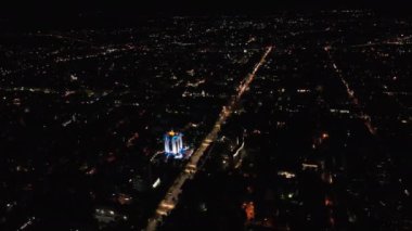 Geceleri Chisinau 'nun hava aracı görüntüsü. Parlamento, Başkanlık, hareket halindeki arabalar ve aydınlatma. Moldova