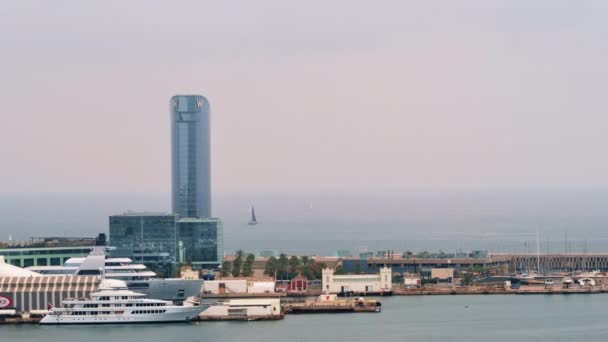 Barcelona Spanien Juni 2021 Hafenviertel Vertäute Yachten Gebäude Grün Bewölktes — Stockvideo