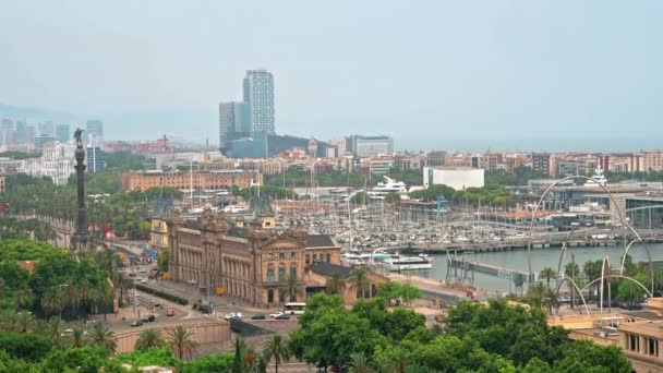 Barcelona España Junio 2021 Barrio Portuario Con Clima Nublado Monumento — Vídeo de stock