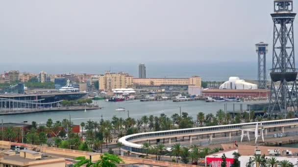 Barcelona Spanien Juni 2021 Hamndistrikt Förtöjda Båtar Byggnader Grönska Molnigt — Stockvideo