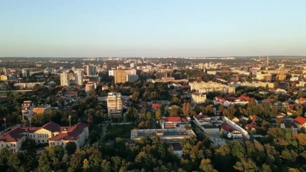 Vista Aérea Del Dron Chisinau Atardecer Vista Panorámica Múltiples Edificios — Vídeos de Stock