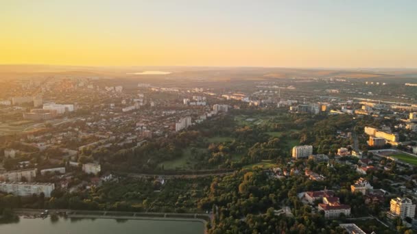 Drohnenaufnahme Von Chisinau Bei Sonnenuntergang Panoramablick Auf Mehrere Gebäude Üppige — Stockvideo