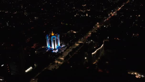 夜间从空中俯瞰基希讷乌市中心 道路与移动的汽车和照明 摩尔多瓦 — 图库视频影像