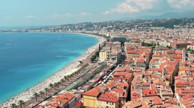 Nice, Fransa 'daki Cote d' Azur manzarası. Sahilde dinlenen insanlar, binalar, Akdeniz 'in mavi suları.