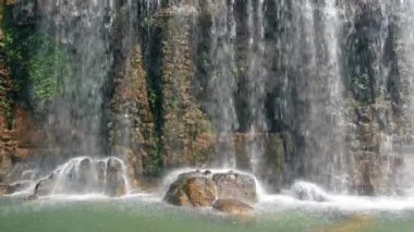 GÜZEL, FRANCE - 8 AĞUSTOS 2021: Turistlerle dolu bir parktaki şelale manzarası