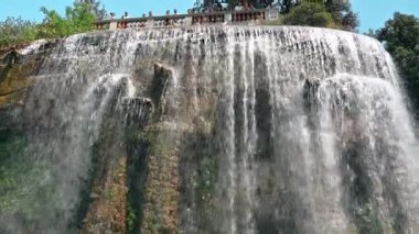 GÜZEL, FRANCE - 8 AĞUSTOS 2021: Turistlerle dolu bir parktaki şelale manzarası