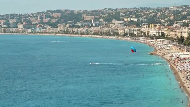 法国尼斯的阿苏尔湖景色 在地中海的海滩上 建筑物 蓝色的海水上 有多处休息 — 图库视频影像