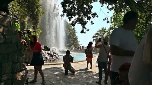 Nice Francia Agosto 2021 Veduta Della Cascata Parco Con Turisti — Video Stock