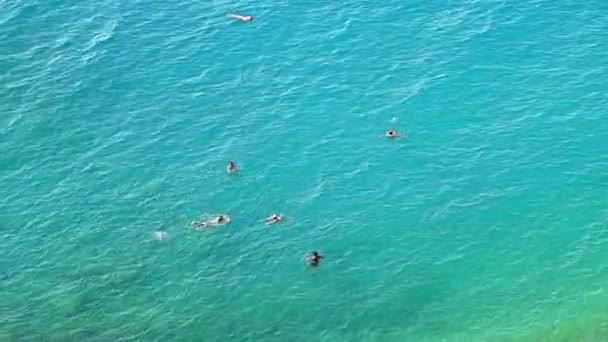2021年8月8日 阿苏尔湾景观 一群人在地中海的蓝色海水中游泳 — 图库视频影像