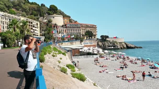 Nice Francja Sierpnia 2021 Wiele Osób Spaceruje Nabrzeżu Odpoczywa Plaży — Wideo stockowe