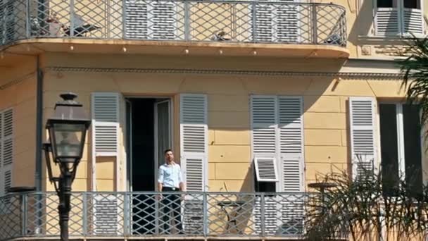 Nice França Agosto 2021 Homem Varanda Edifício Feito Estilo Tradicional — Vídeo de Stock