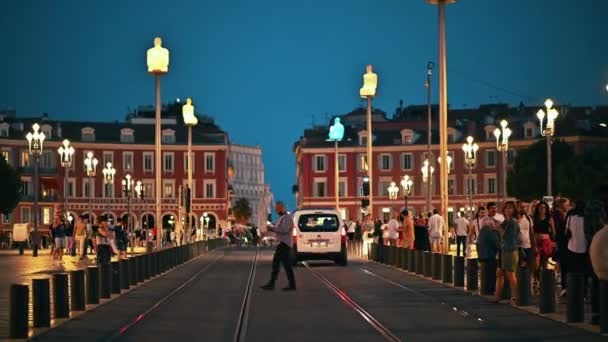 フランス 2021年8月8日 複数の人々 夜の古典的な建物を持つ中央広場 — ストック動画