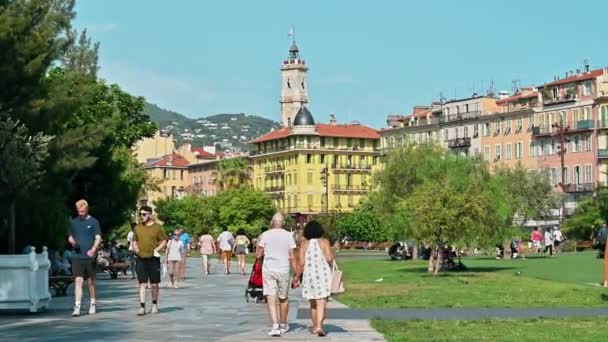 Nice Francja Sierpnia 2021 Park Wieloma Osobami Klasycznymi Budynkami Zielenią — Wideo stockowe